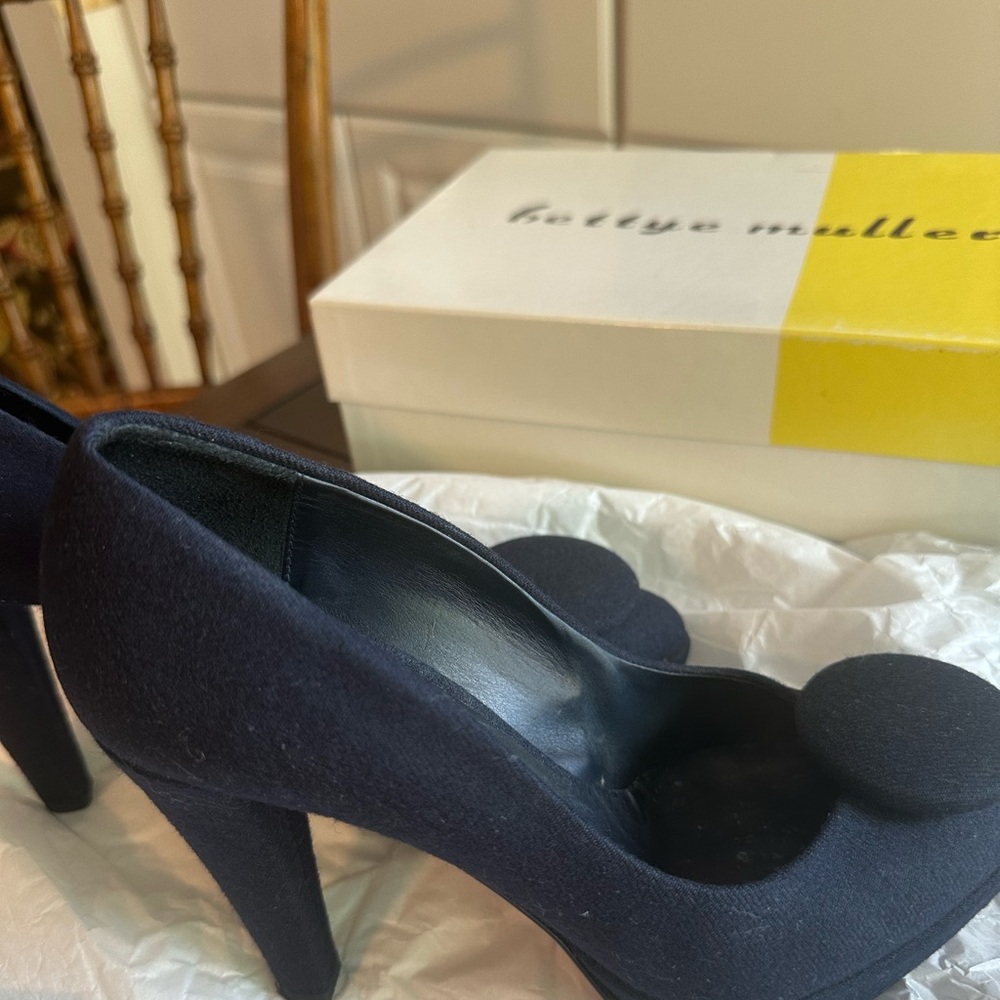 Betty Muller Elegant Navy Heels